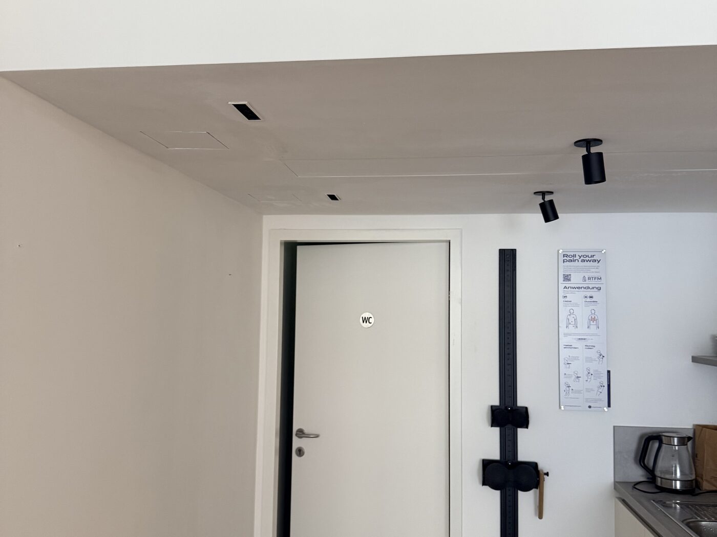 Fertiger Wohnungsflur mit weißer Tür und Holzboden
