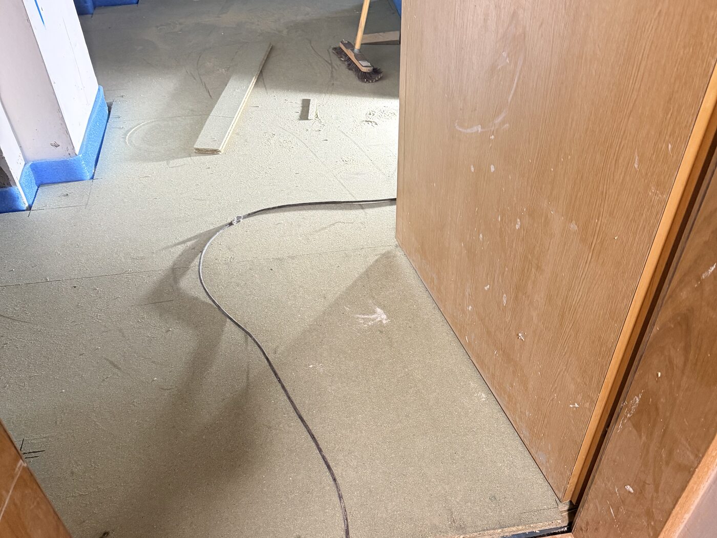 Fertig eingebrachte, glatte Estrichfläche in einem leeren Raum