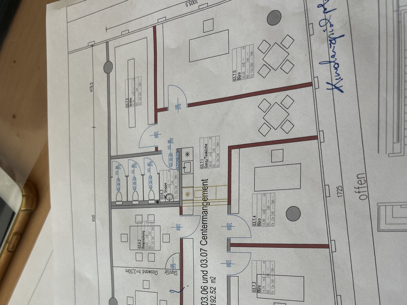 Ausschnitt eines Grundrissplans mit roten Eintragungen und handschriftlichen Notizen