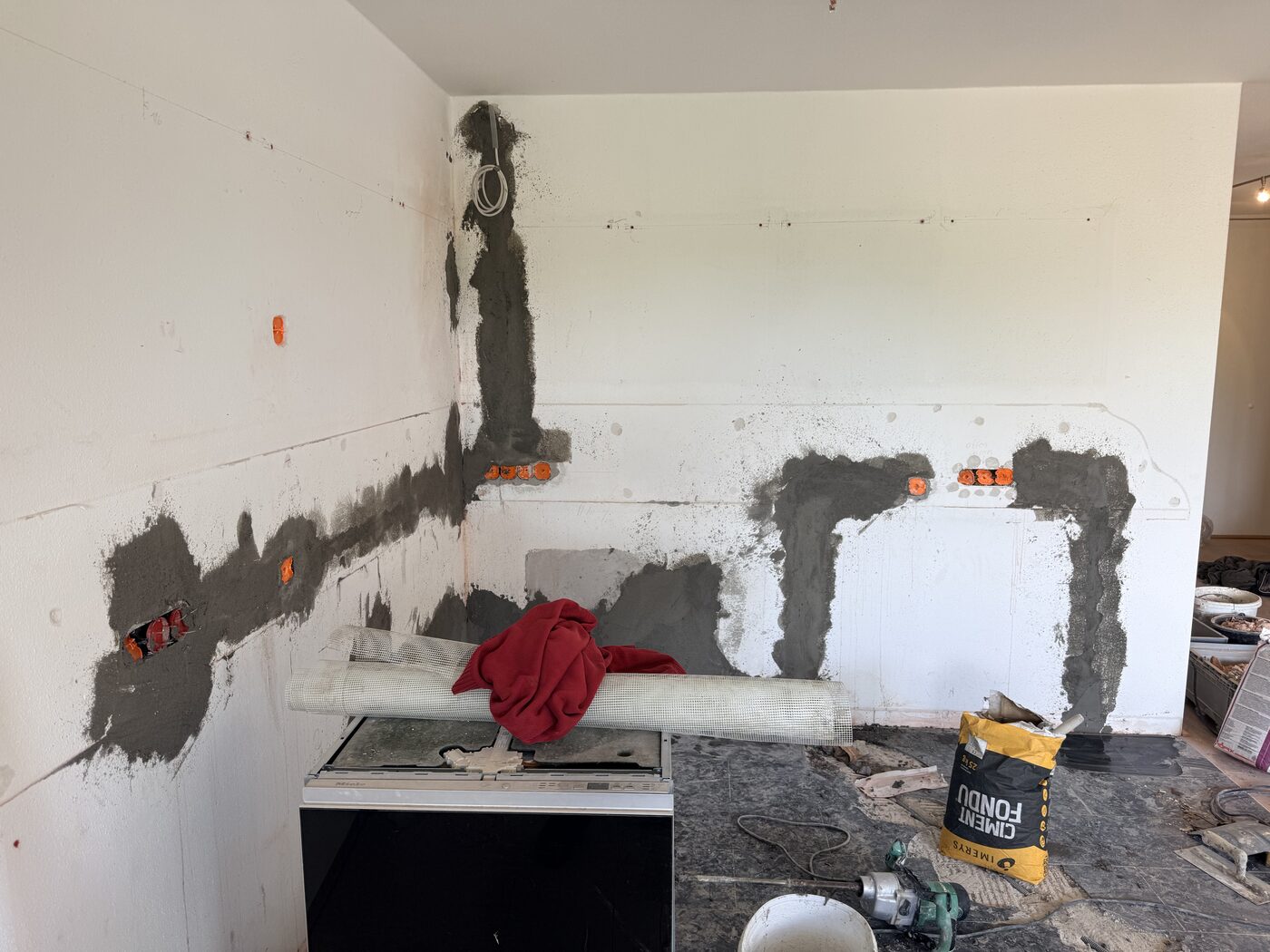 Gestemmte Schlitze in einer Wand, vorbereitet für neue Leitungen