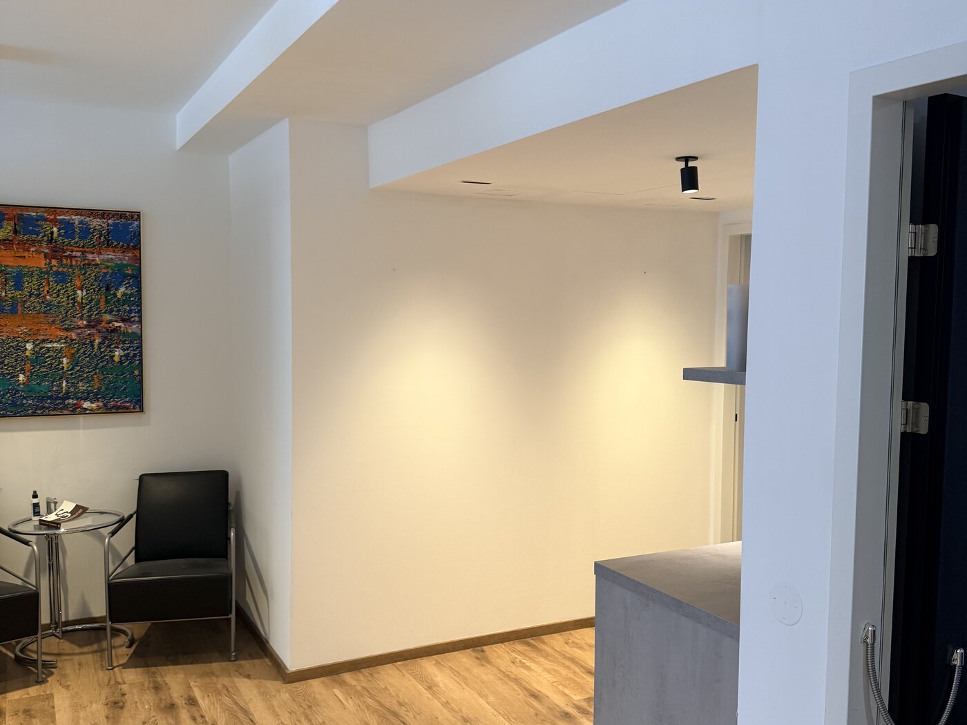 Bezogene Wohnung mit Essplatz, Küchenzeile und einem Bild an der Wand